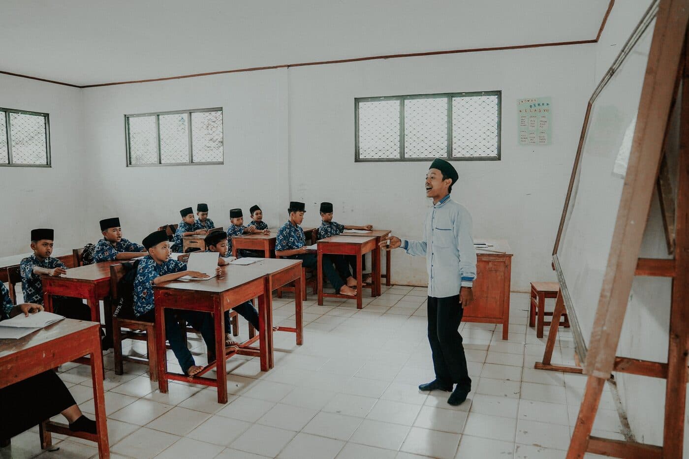 Guru dan siswa Indonesia sedang belajar